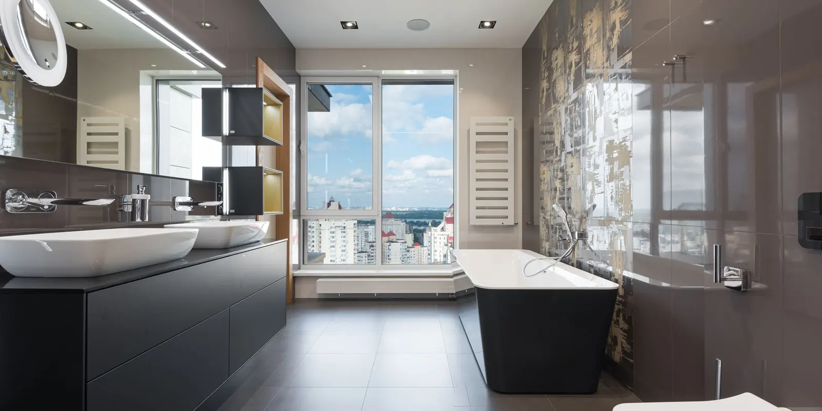 Salle de bain épurée en carrelage grand format