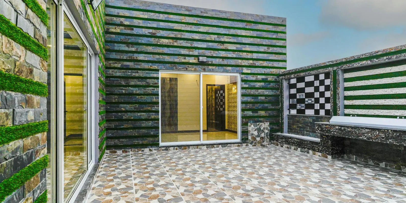 Terrasse extérieure contemporaine en dalles céramique