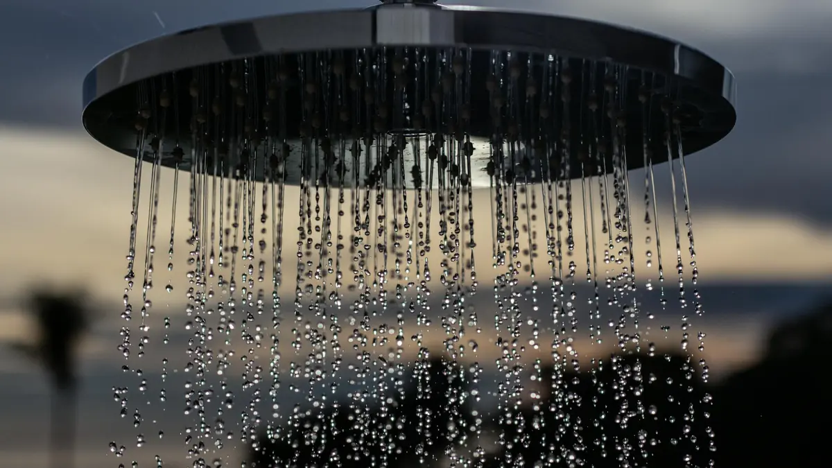 Douche vitrée de plain-pied dans une salle de bain contemporaine