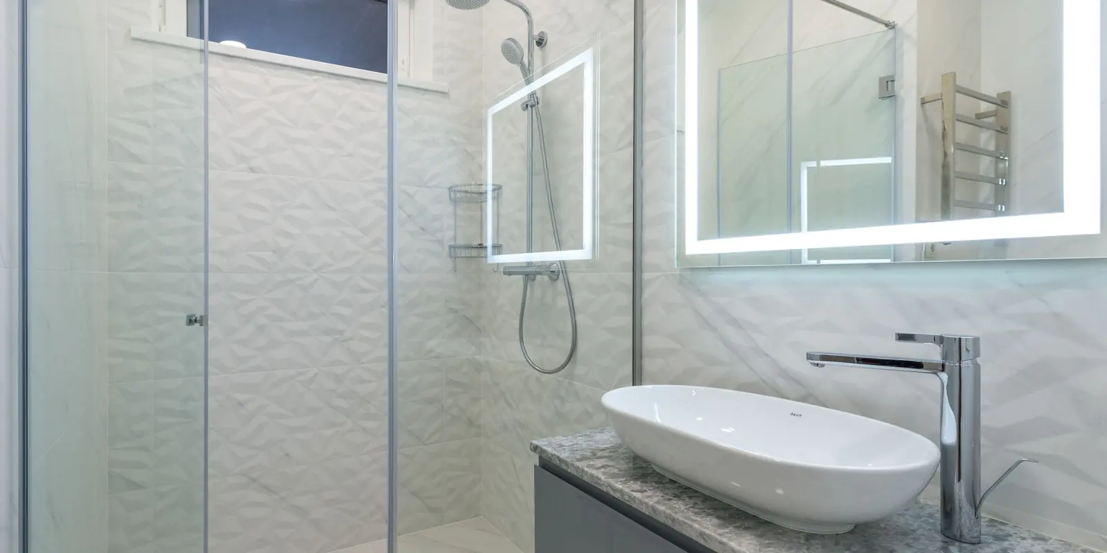 Salle de bain moderne avec douche vitrée de plain-pied