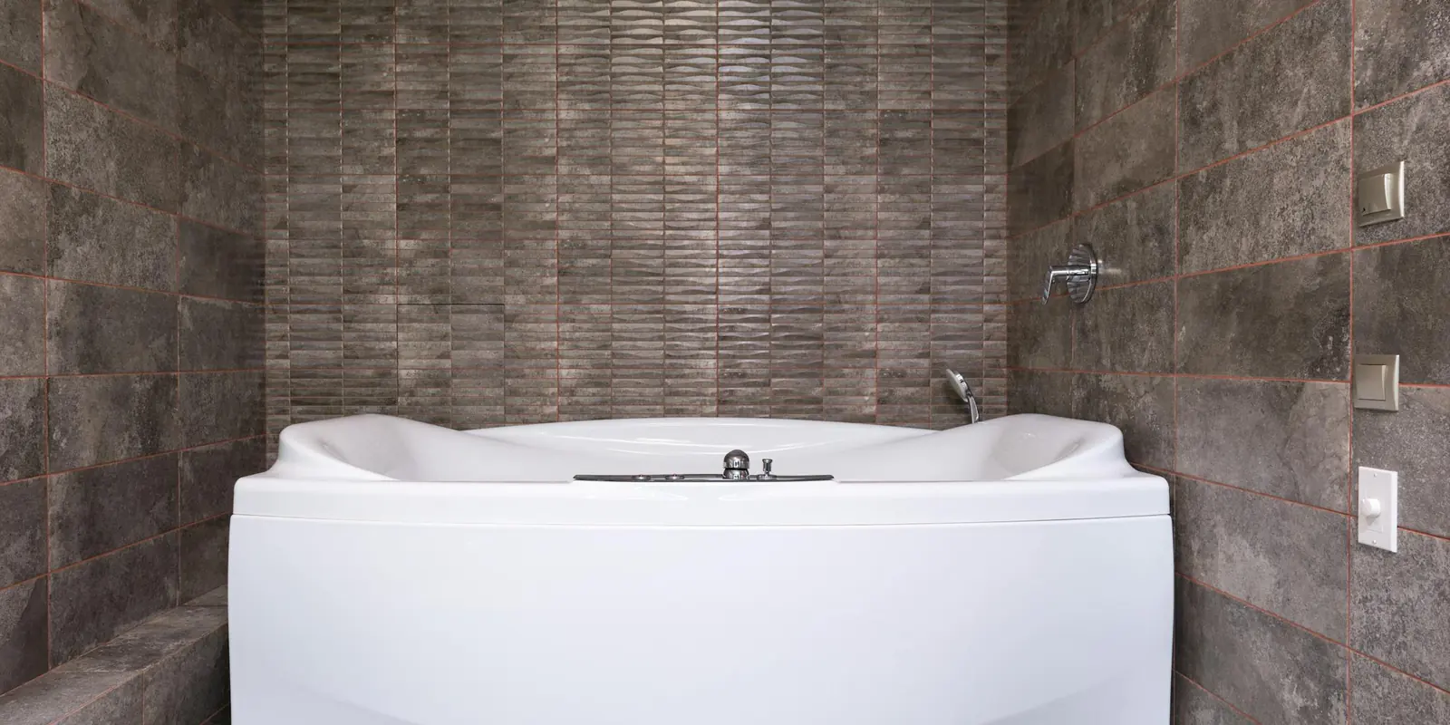Salle de bain contemporaine avec murs en faïence claire