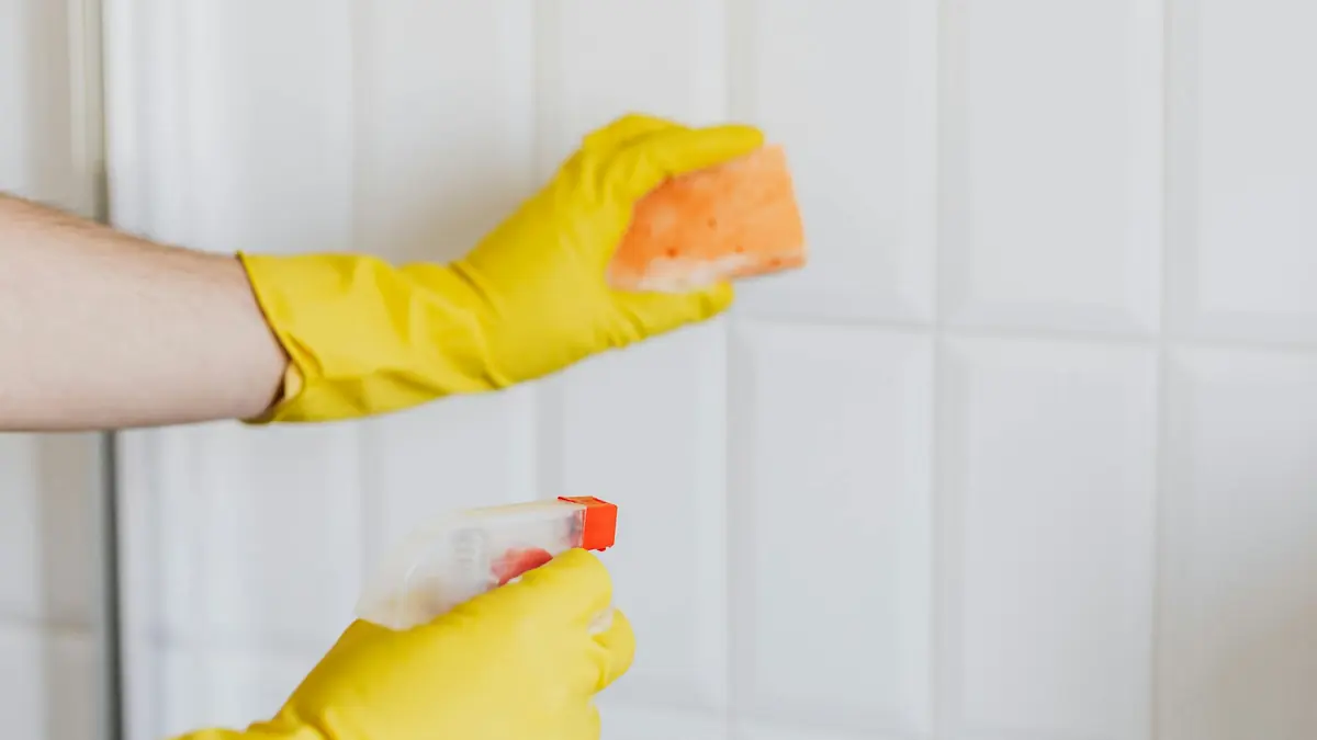 Nettoyage de joints de carrelage à la brosse avec des gants