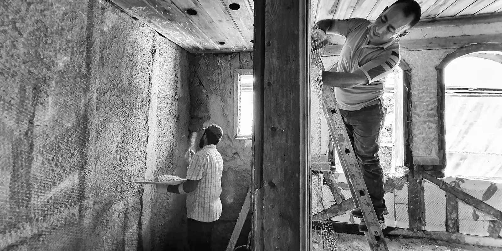 Artisans réalisant des travaux de rénovation dans une pièce