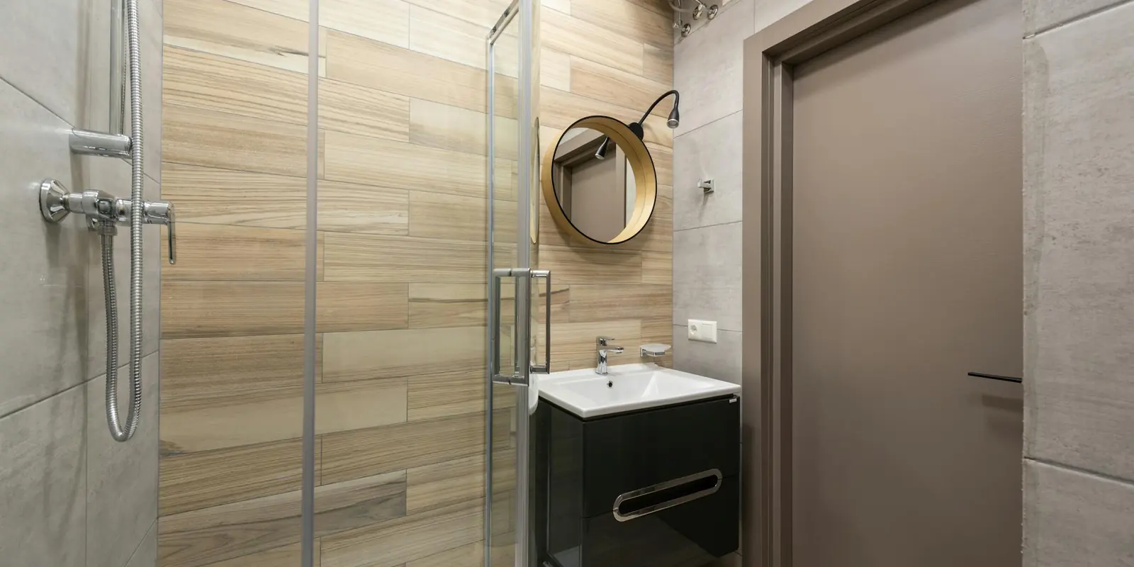 Petite salle de bain moderne avec douche vitrée et vasque céramique