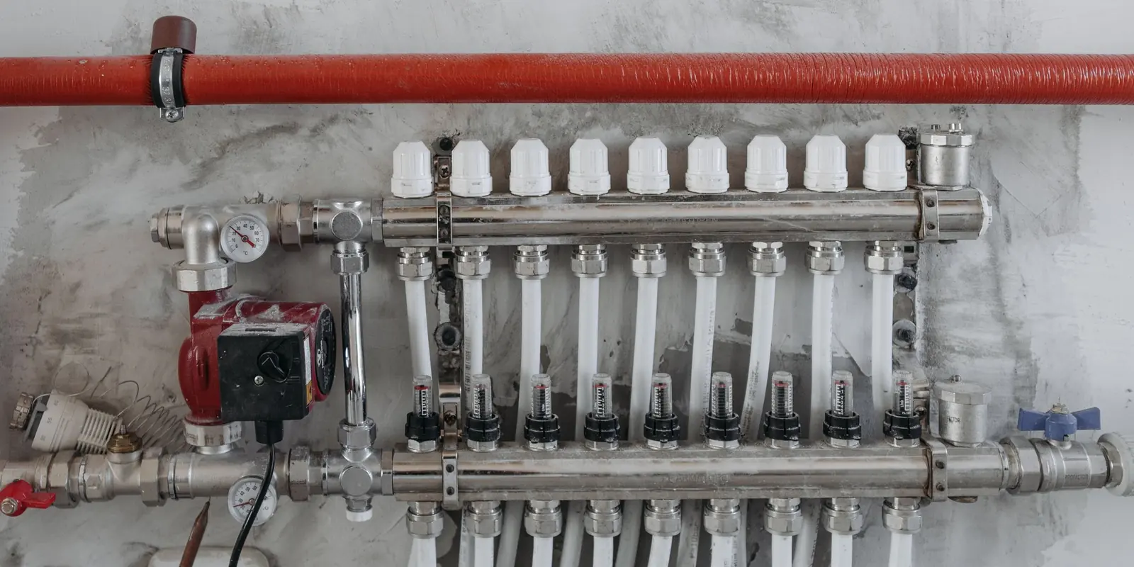 Collecteur de plancher chauffant raccordé sur un chantier