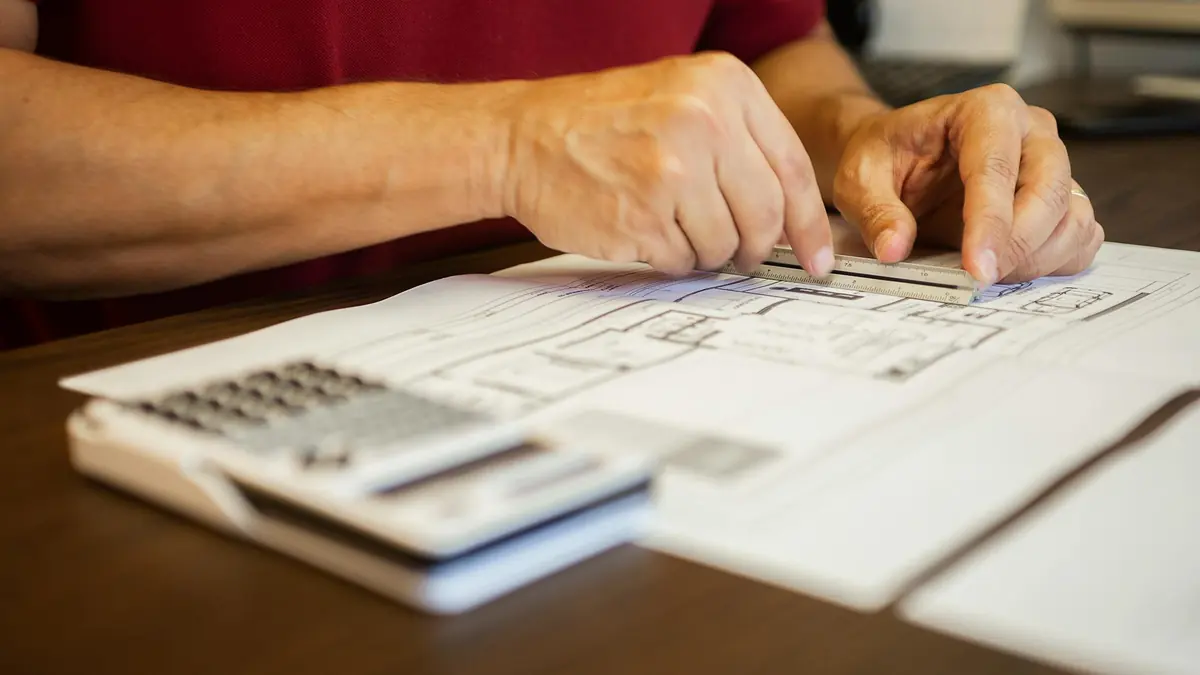 Étude d'un plan de rénovation avec relevés et calculs