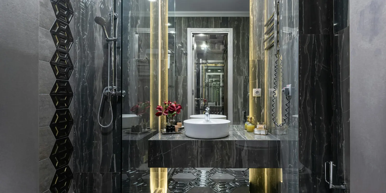 Salle de bain contemporaine rénovée avec carrelage sombre