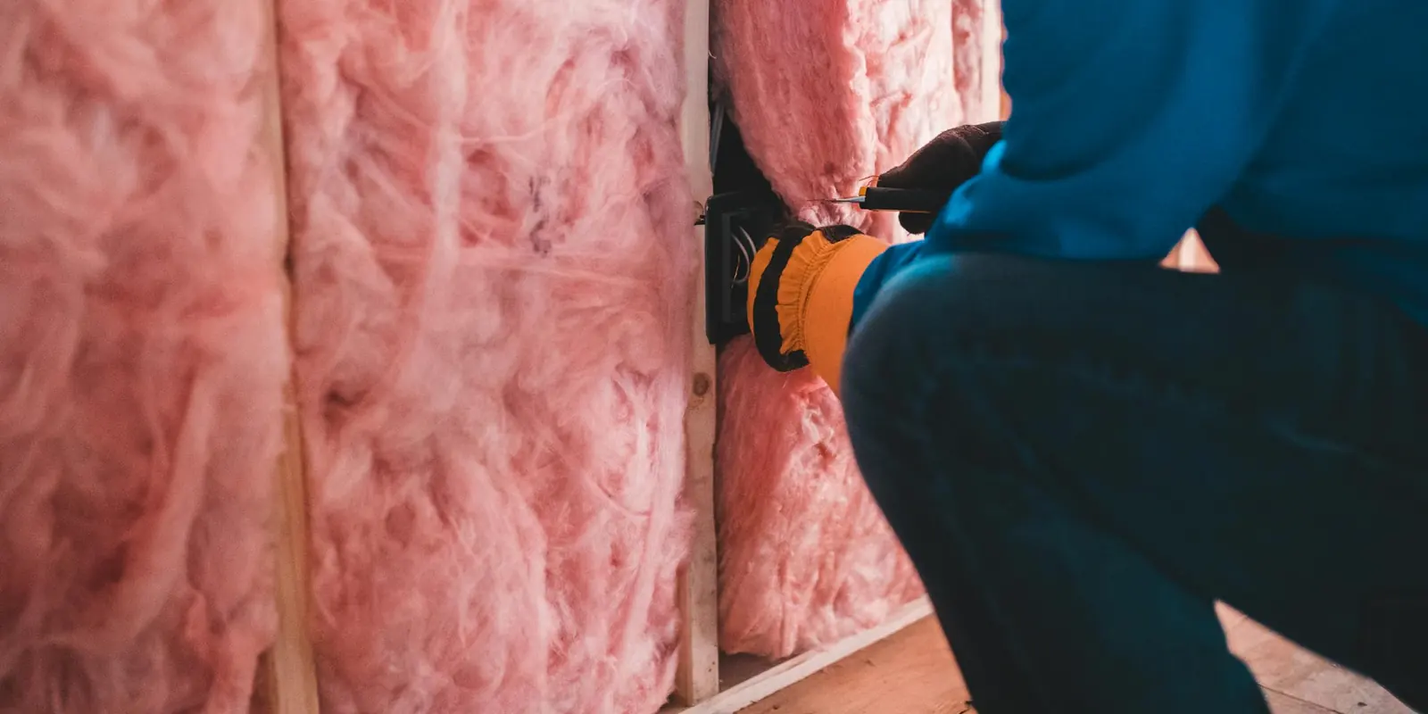 Pose d'isolant lors d'une rénovation énergétique