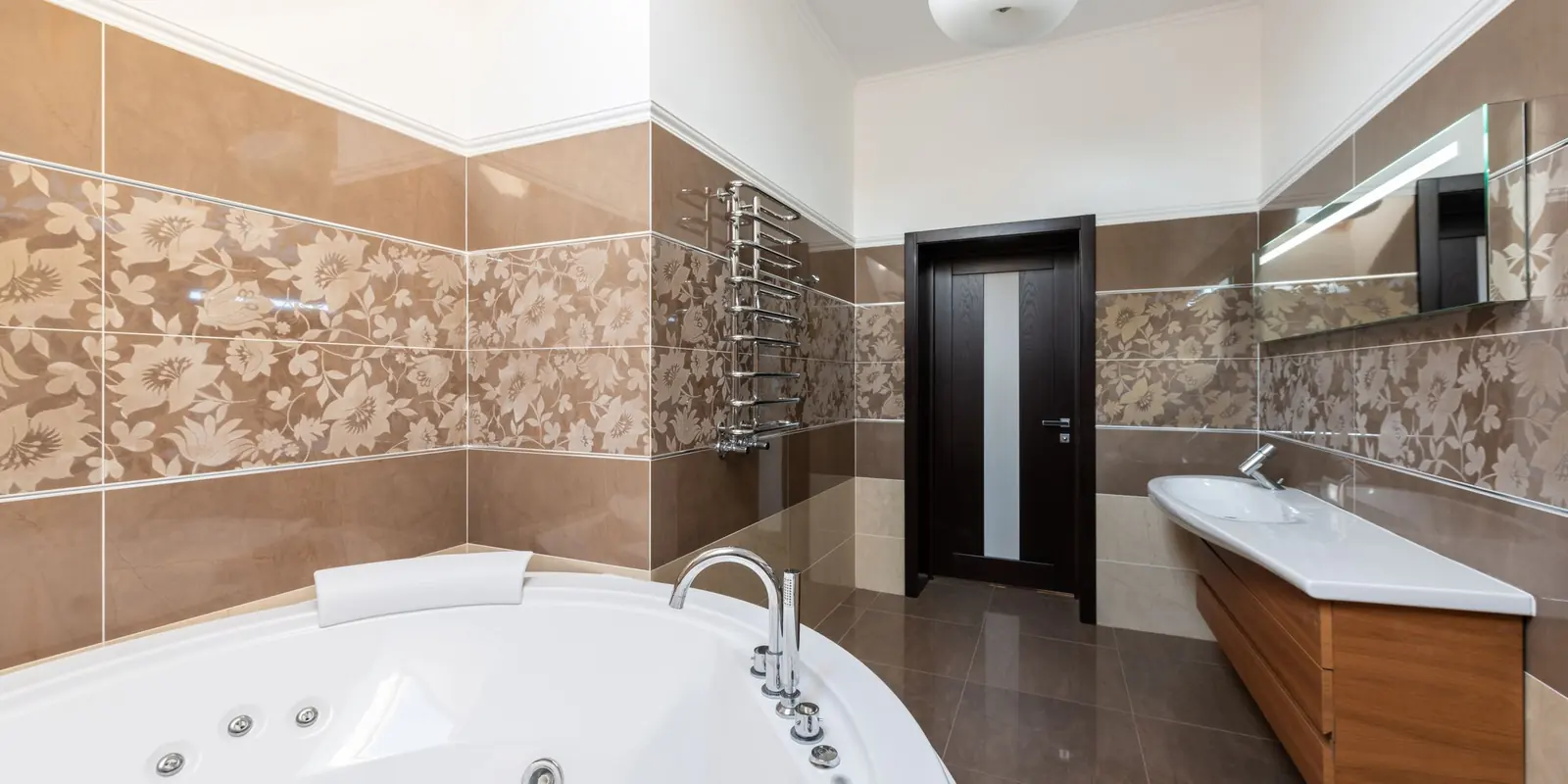 Salle de bain contemporaine rénovée, baignoire et carrelage clair