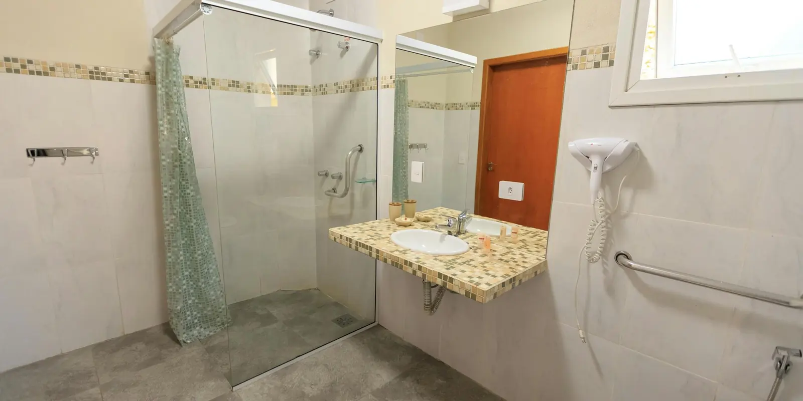 Salle de bain accessible avec grande douche de plain-pied vitrée